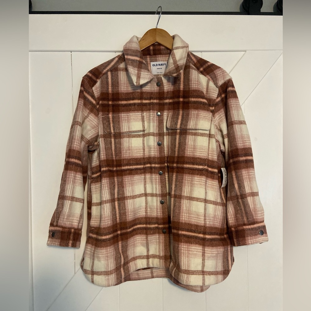 New with tags. Never worn. Old Navy women’s flannel/ shacket with buttons.